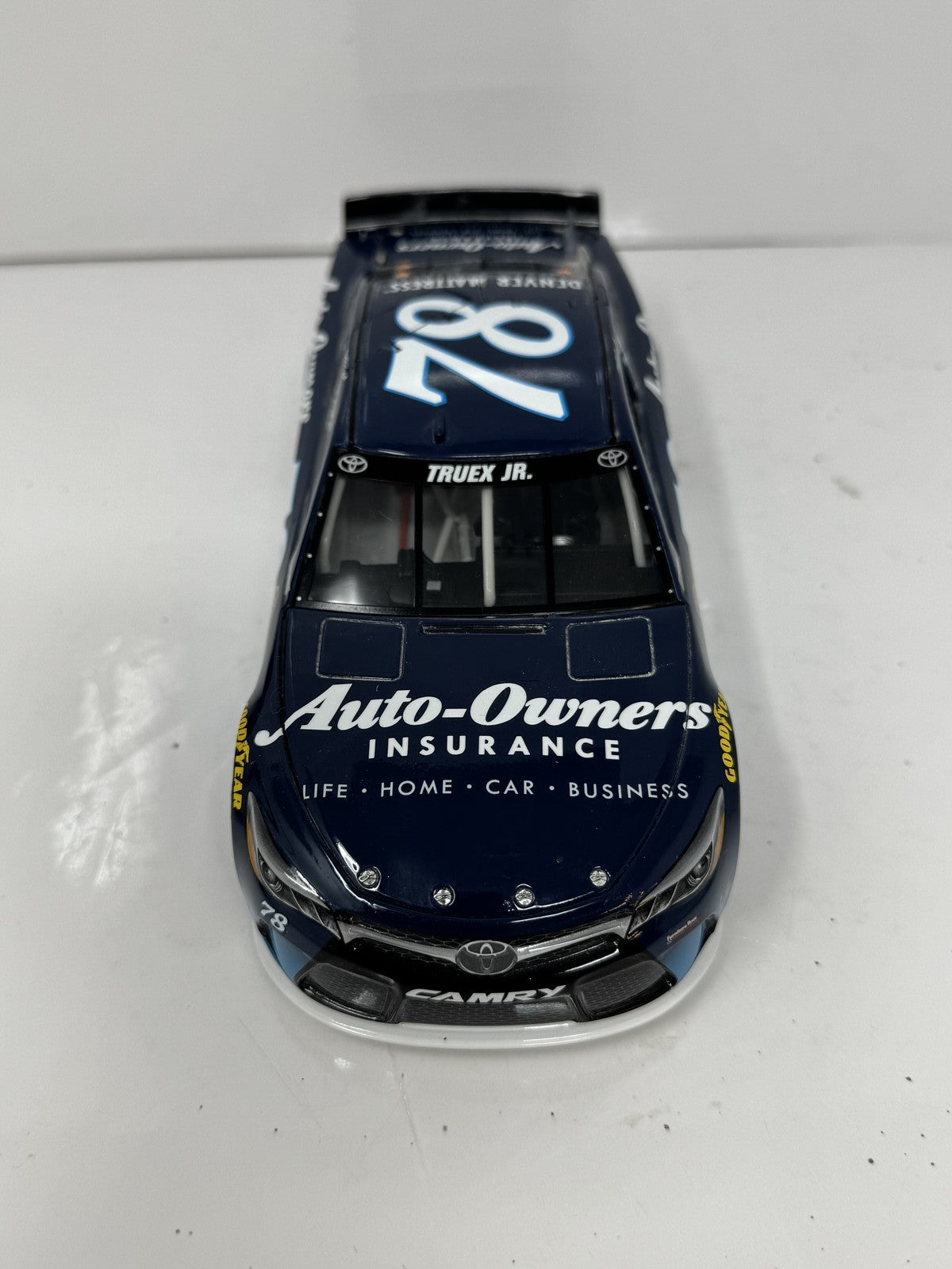 Lionel NASCAR Martin Truex Jr. #78 Auto Insurance 2016 Toyota Camry 1:24 Diecast