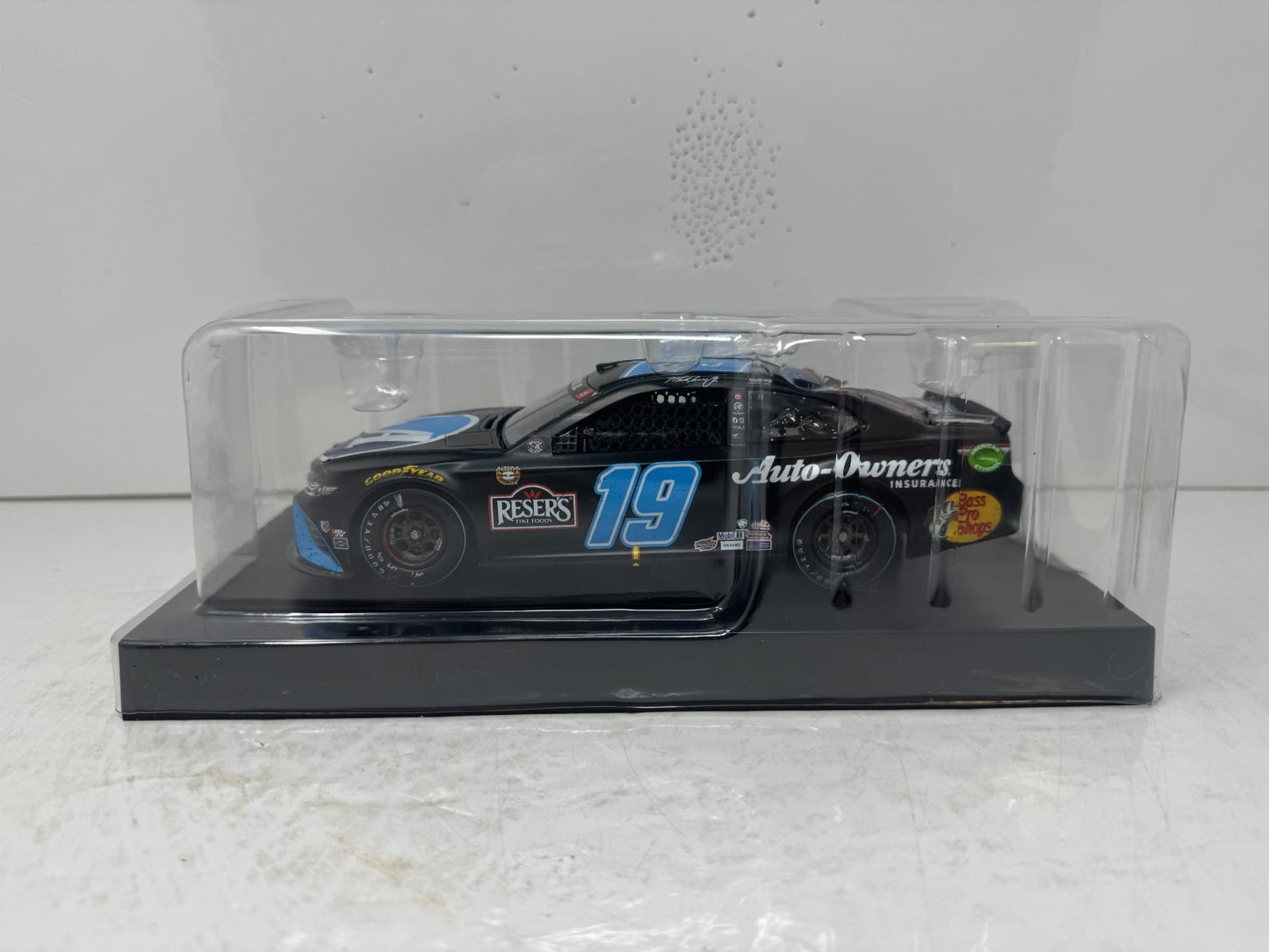 Lionel NASCAR RCCA Elite #19 Martin Truex Jr Darlington Win Camry 1:24 Diecast
