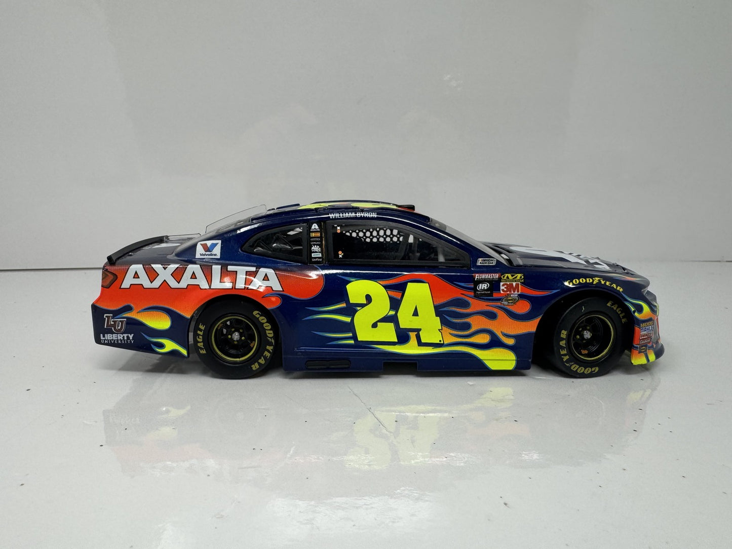 Lionel NASCAR William Byron #24 Axalta 2018 Chevrolet Camaro 1:24 Diecast
