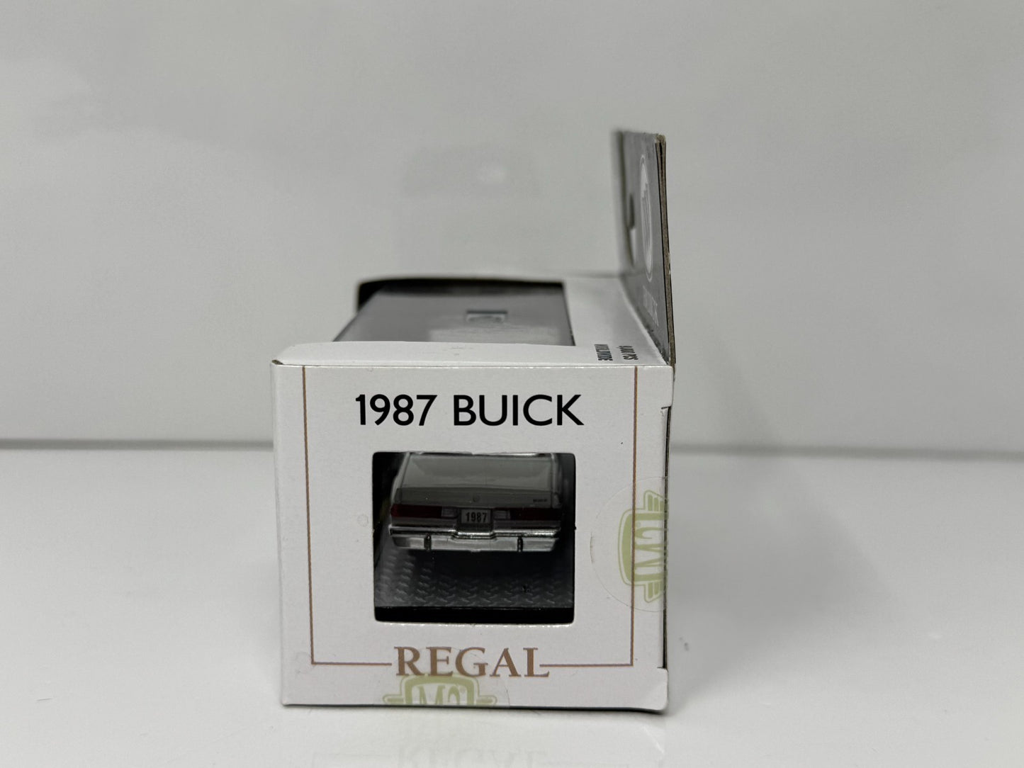 M2 Machines Buick 1987 Buick Regal Limited 1:64 Diecast White