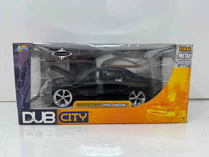 Jada Dub City 2001 Chevy Avalanche 1:24 Diecast KMC Wheels 20 Inch SS Rims