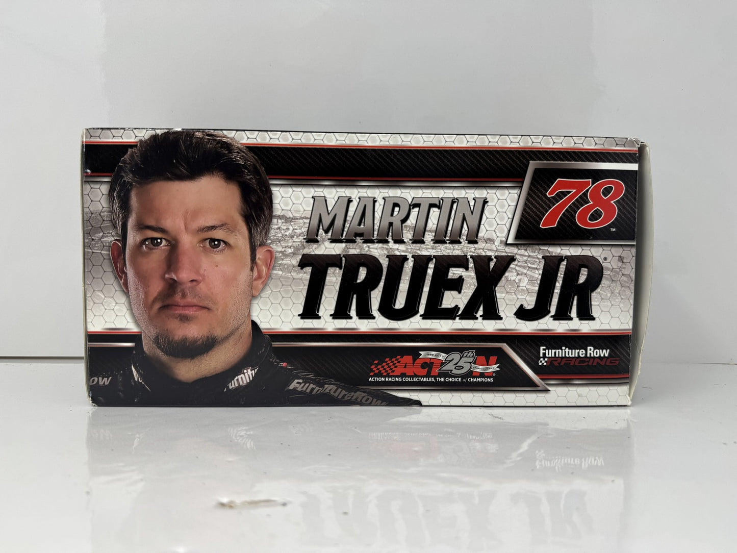 Lionel NASCAR Martin Truex Jr. #78 Bass Pro Boats 2017 Toyota Camry 1:24 Diecast