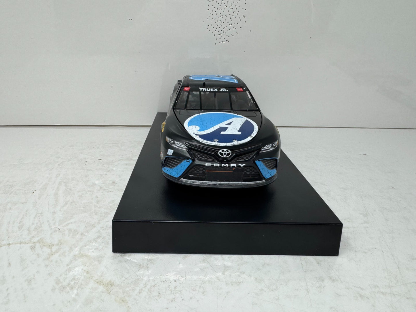 Lionel NASCAR RCCA Elite #19 Martin Truex Jr Darlington Win Camry 1:24 Diecast