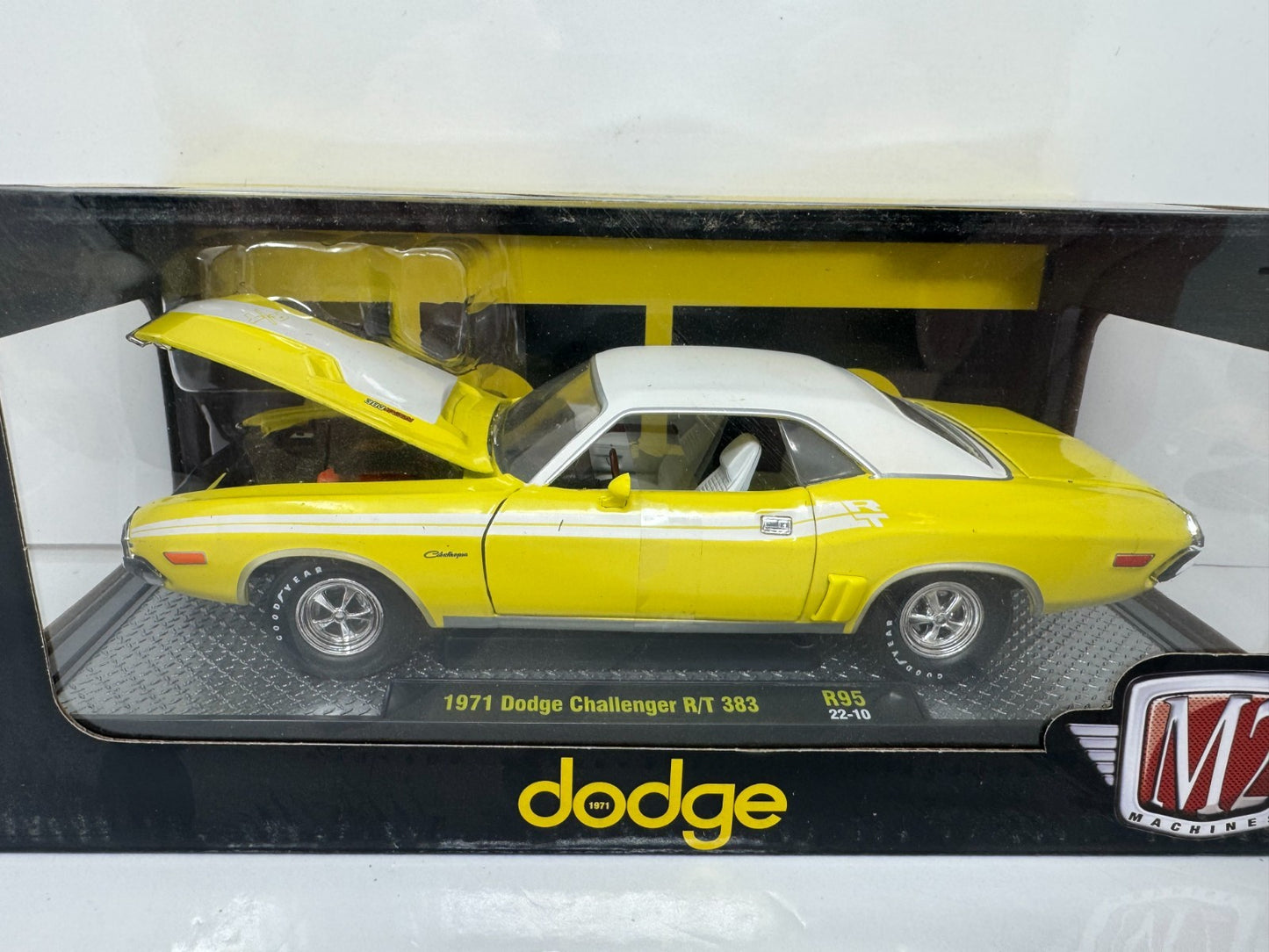 M2 Machines 1971 Dodge Challenger R/T 383 1:24 Diecast