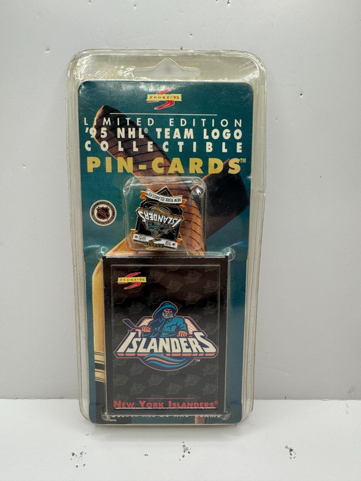 New York Islanders 1995 Score Pin-Cards NHL Team Logo Lapel Pin