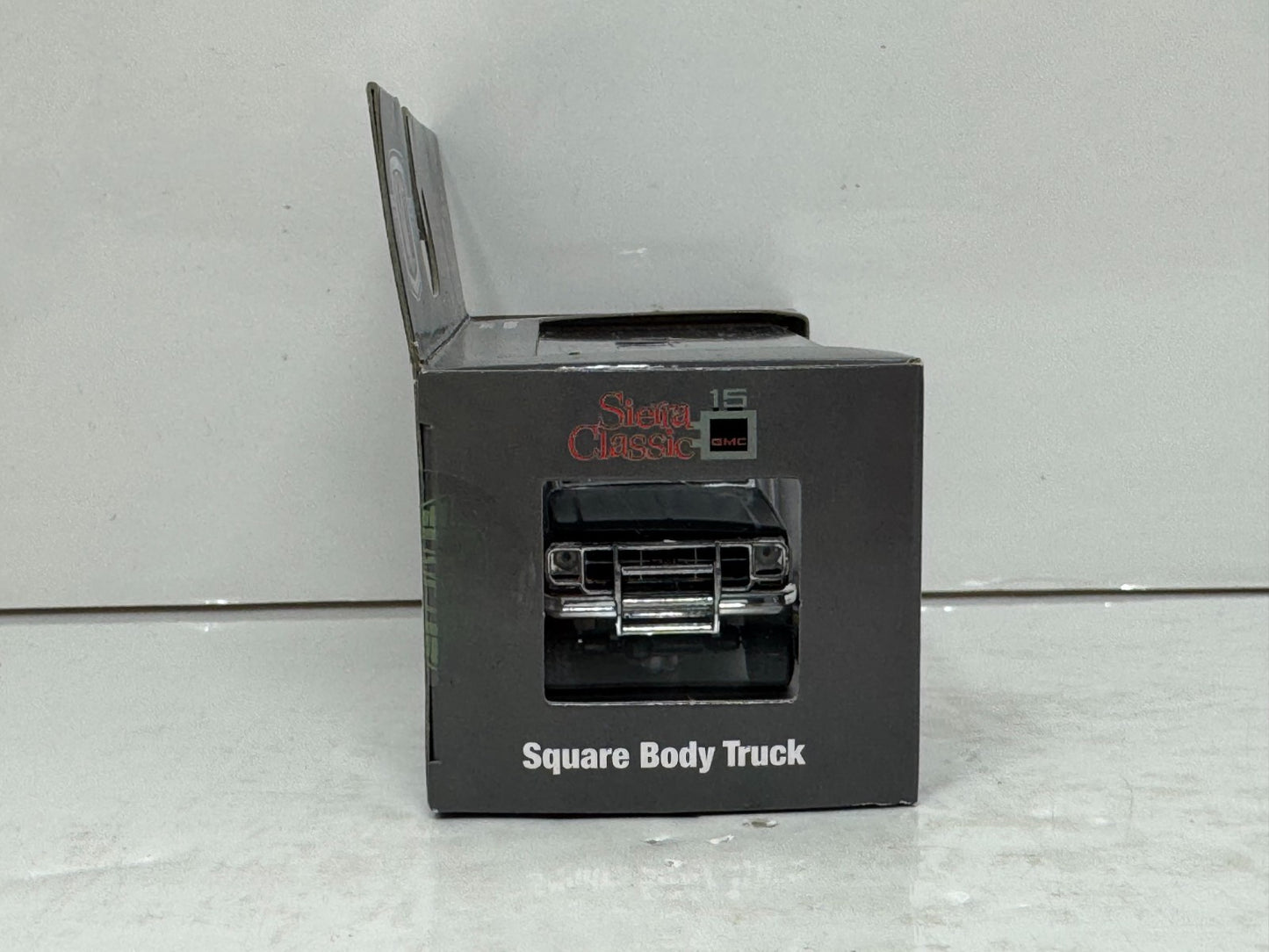M2 Machines Square Body Truck 1976 GMC Sierra Grande 15 4x4 1:64 Diecast