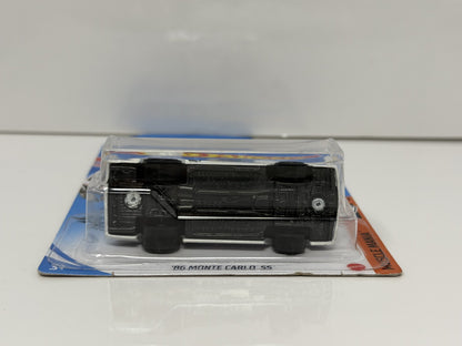 Hot Wheels Muscle Mania 1986 Chevrolet Monte Carlo SS 1:64 Diecast White