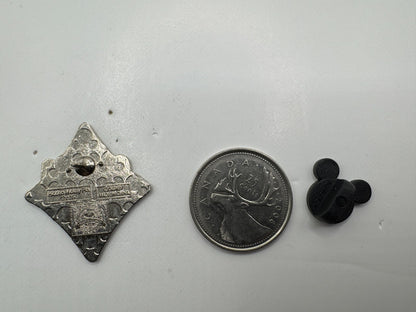 DLR Disney Cheshire Cat Alice in Wonderland Playing Card Suit Trading Pin DC1S14