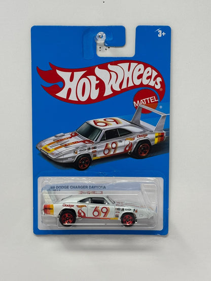 Hot Wheels Retro Series 1969 Dodge Charger Daytona 1:64 Diecast White