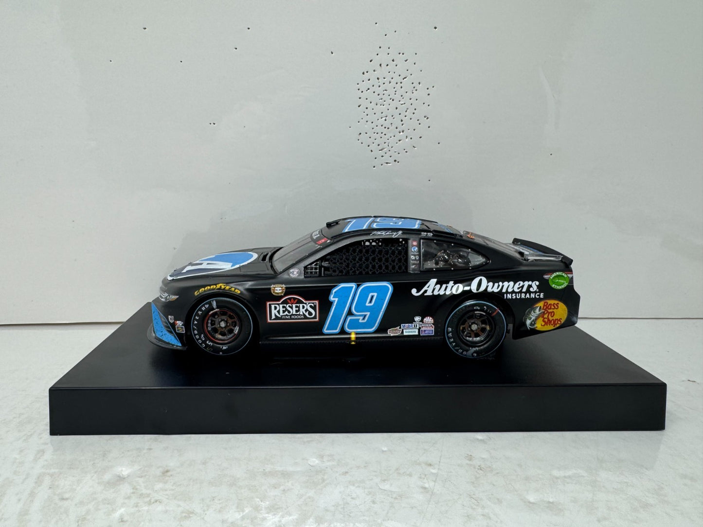 Lionel NASCAR RCCA Elite #19 Martin Truex Jr Darlington Win Camry 1:24 Diecast