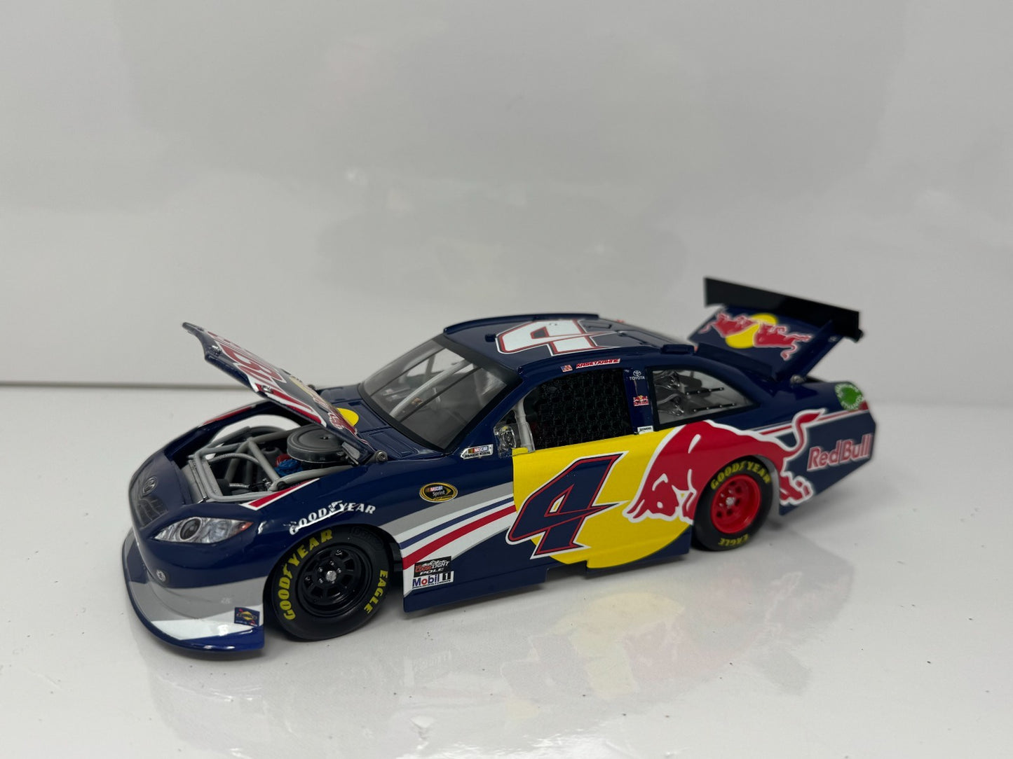 Lionel NASCAR Kasey Kahne #4 Red Bull 2011 Toyota Camry 1:24 Diecast