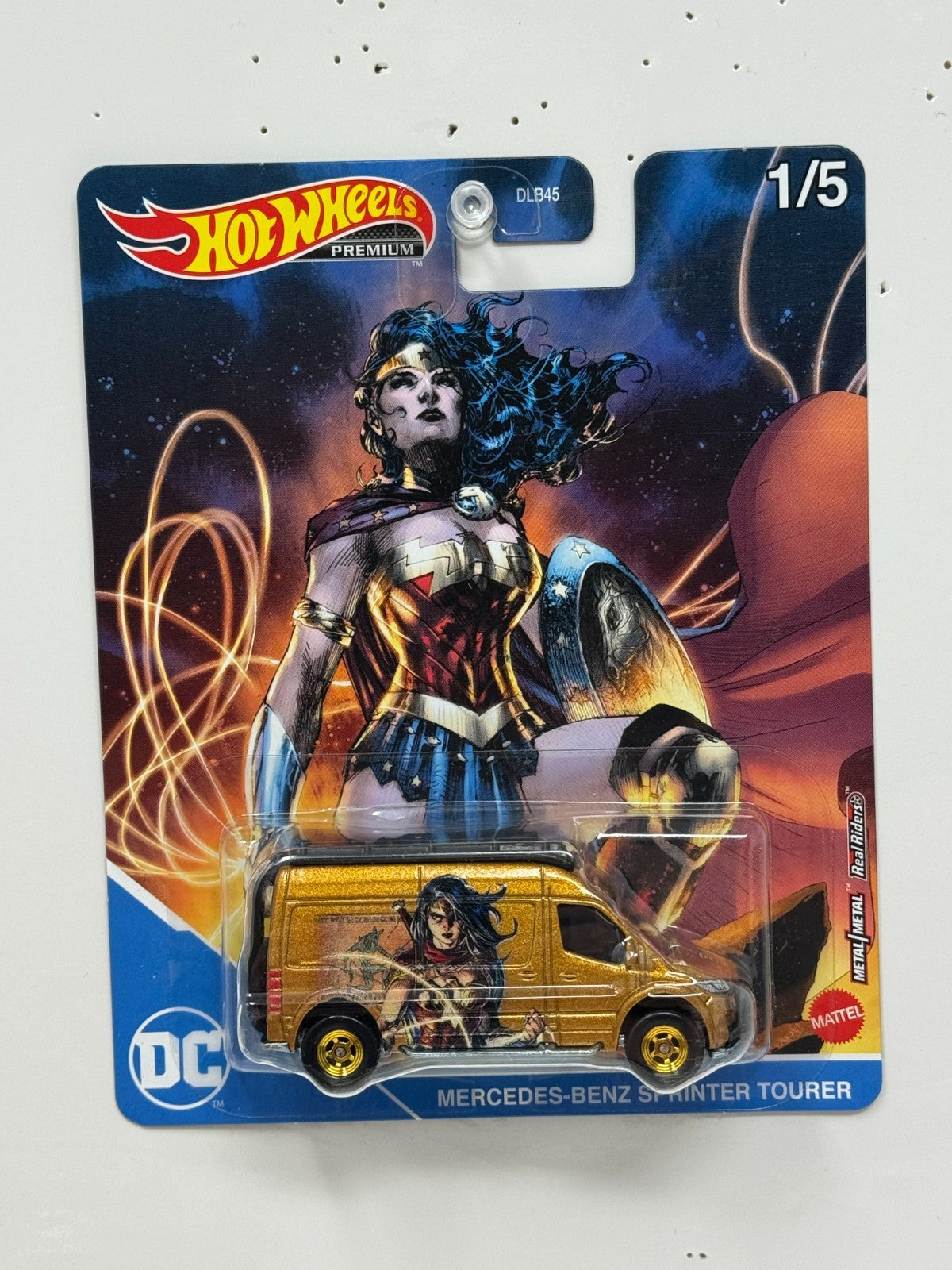 Hot Wheels Premium DC Wonder Woman Mercedes-Benz Sprinter Tourer 1:64 Diecast