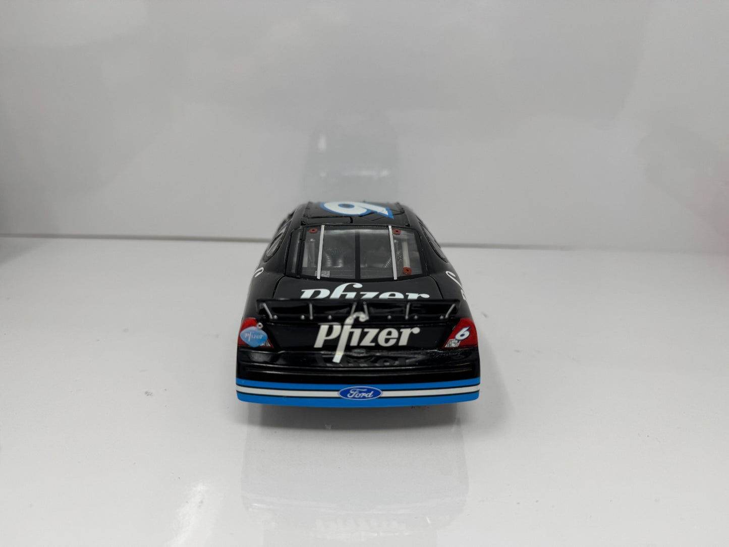 Team Caliber NASCAR Mark Martin #6 Pfizer 2003 Ford Taurus 1:24 Diecast