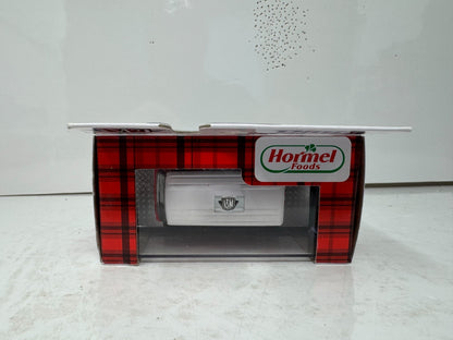 M2 Machines Dinty Moore 1964 Ford Econoline Delivery Van 1:64 Diecast