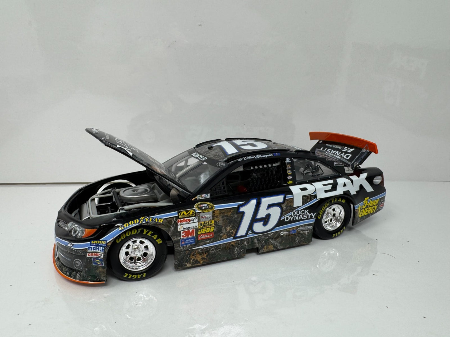 Action NASCAR Clint Bowyer #15 Peak Duck Dynasty 2013 Toyota Camry 1:24 Diecast
