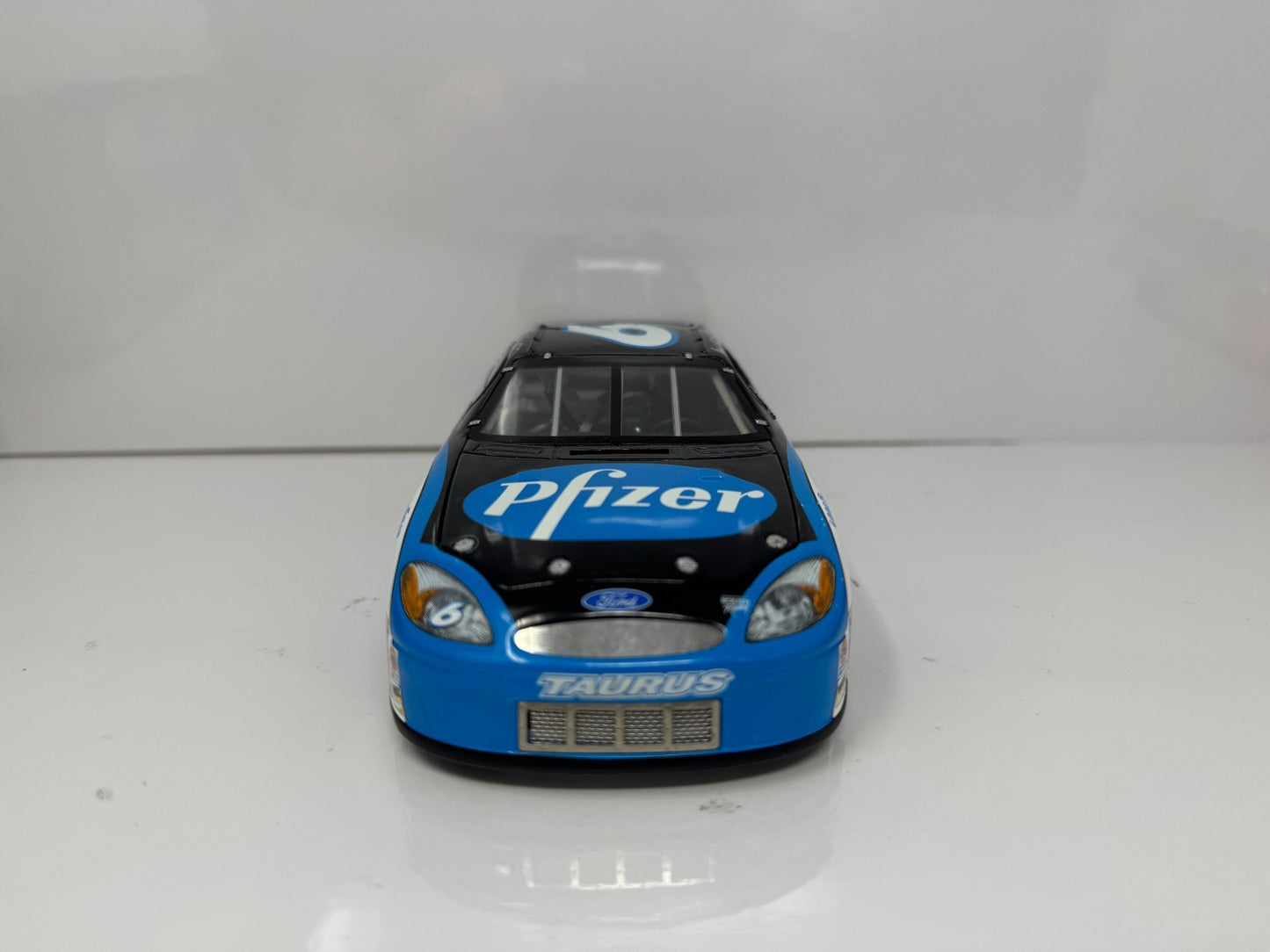 Team Caliber NASCAR Mark Martin #6 Pfizer 2003 Ford Taurus 1:24 Diecast