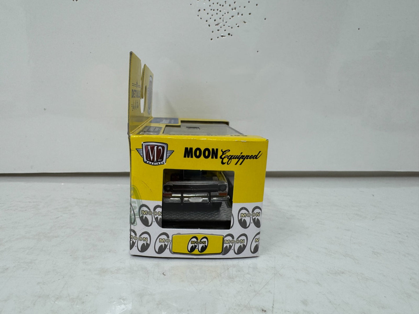 M2 Machines 1969 Ford F-100 Ranger Truck Moon Eyes 1:64 Diecast