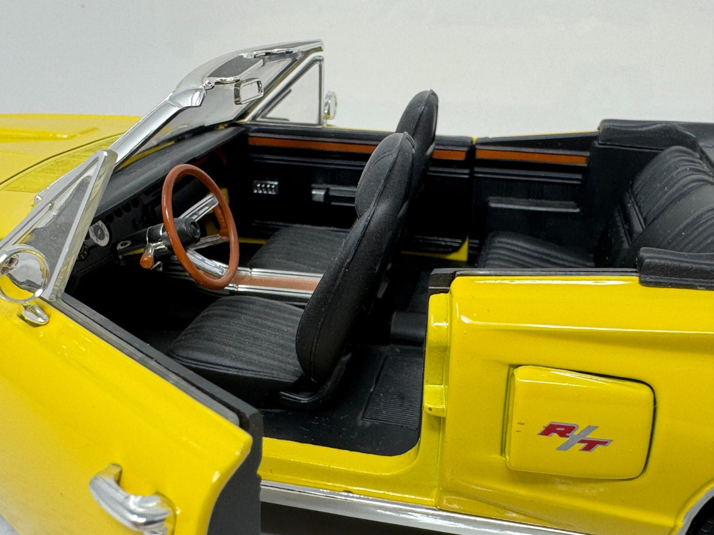 Yat Ming Road Signature 1970 Dodge Coronet R/T 1:18 Diecast Limited Edition