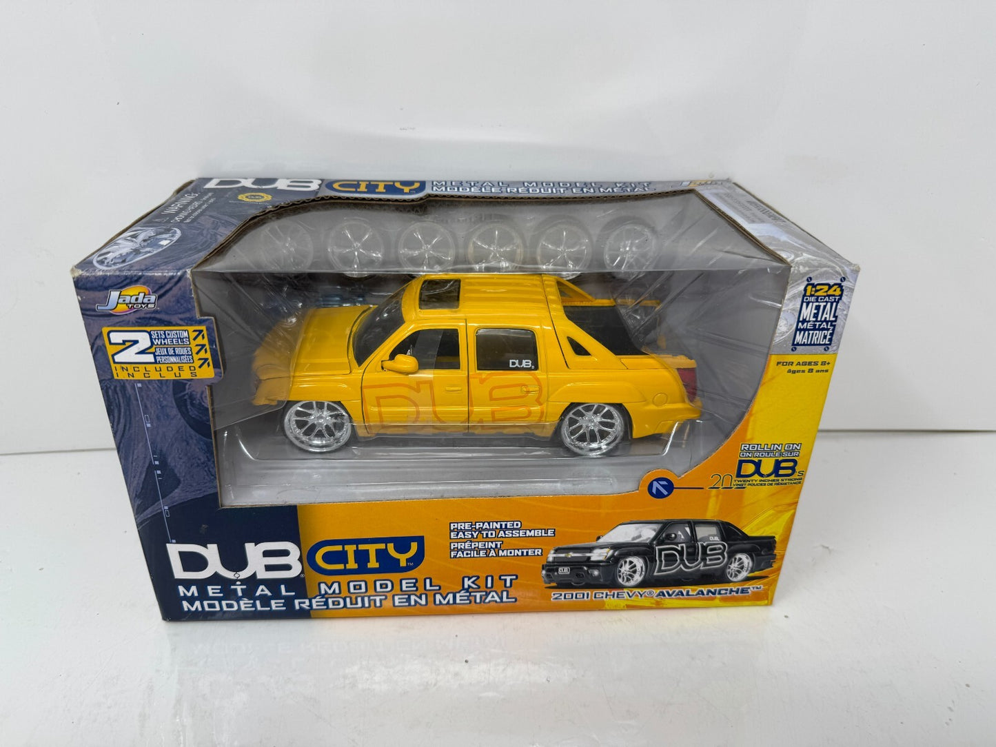 Jada Dub City 2001 Chevy Avalanche Yellow Metal Model Kit 1:24 Diecast