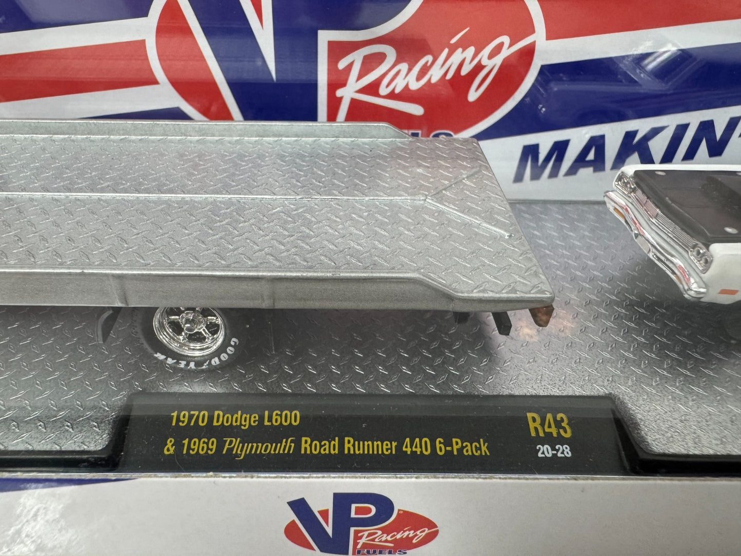 M2 Machines Auto Hauler 1970 Dodge L600 & 1969 Plymouth Road Runner 1:64 Diecast