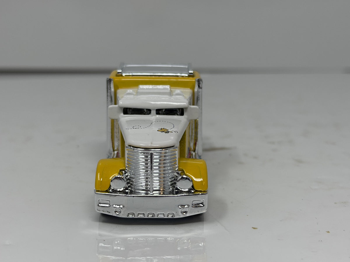 Hot Wheels Peanuts Snoopy Convoy Custom 1:64 Diecast Real Riders