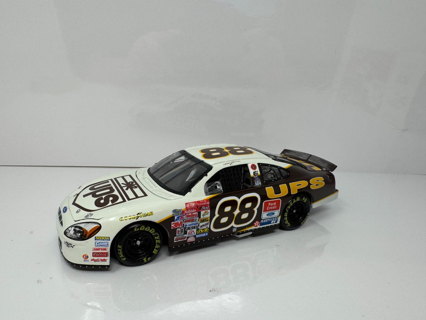 Action NASCAR Dale Jarrett #88 UPS 2001 Ford Taurus 1:24 Diecast