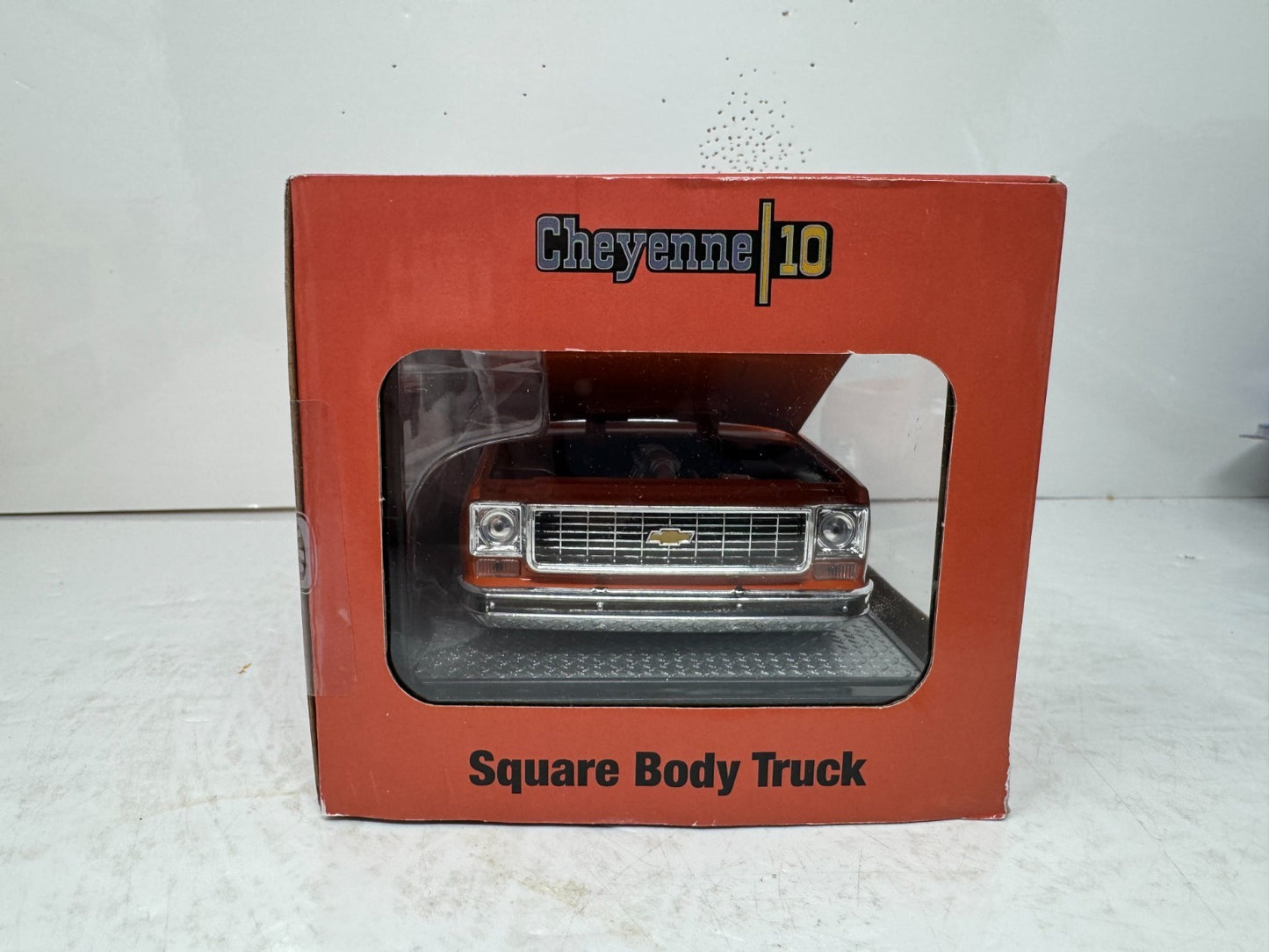 M2 Machines Square Body Truck 1973 Chevrolet Cheyenne 10 1:24 Diecast