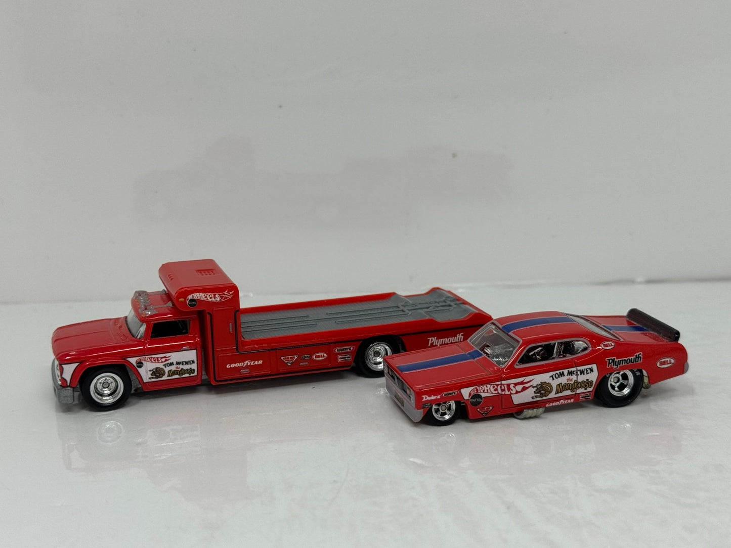 Hot Wheels Premium Team Transport Plymouth Duster & Retro Rig 1:64 Diecast