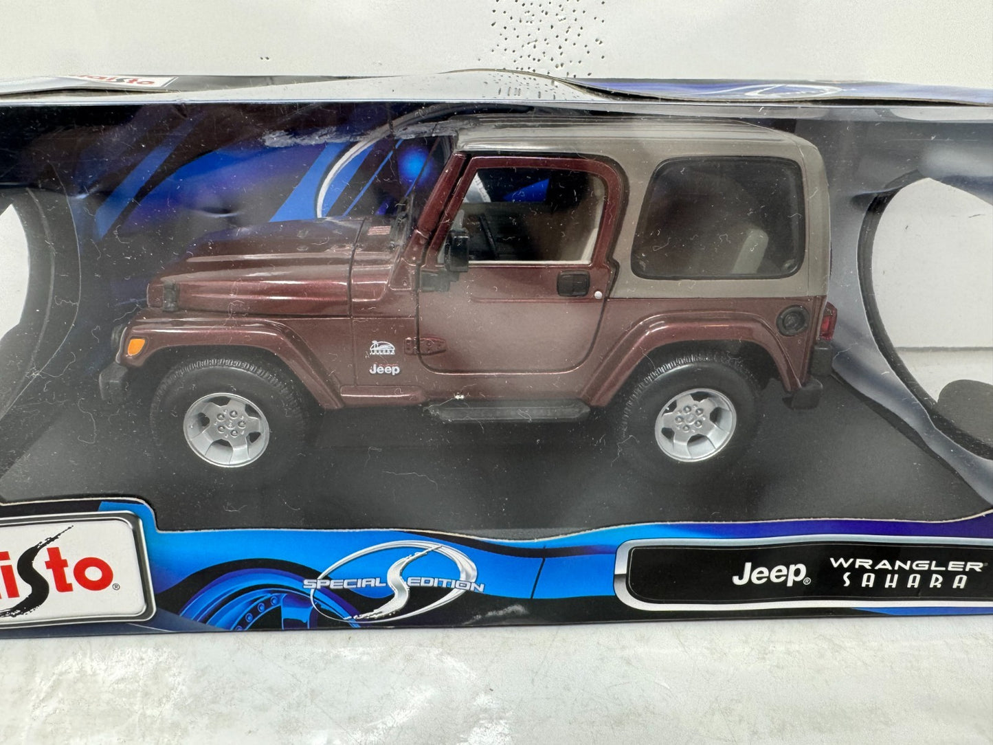 Maisto Special Edition Jeep Wrangler Sahara 1:18 Diecast Maroon Car