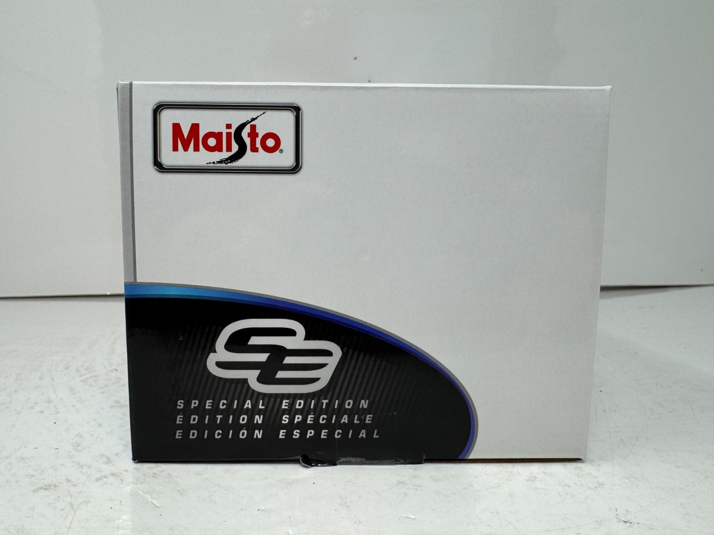 Maisto 1965 Pontiac GTO Hurst Edition 1:18 Diecast Model Car Orange