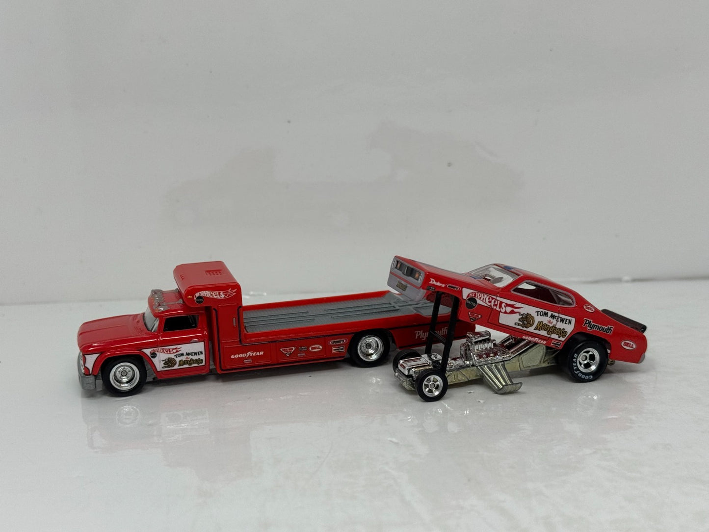 Hot Wheels Premium Team Transport Plymouth Duster & Retro Rig 1:64 Diecast