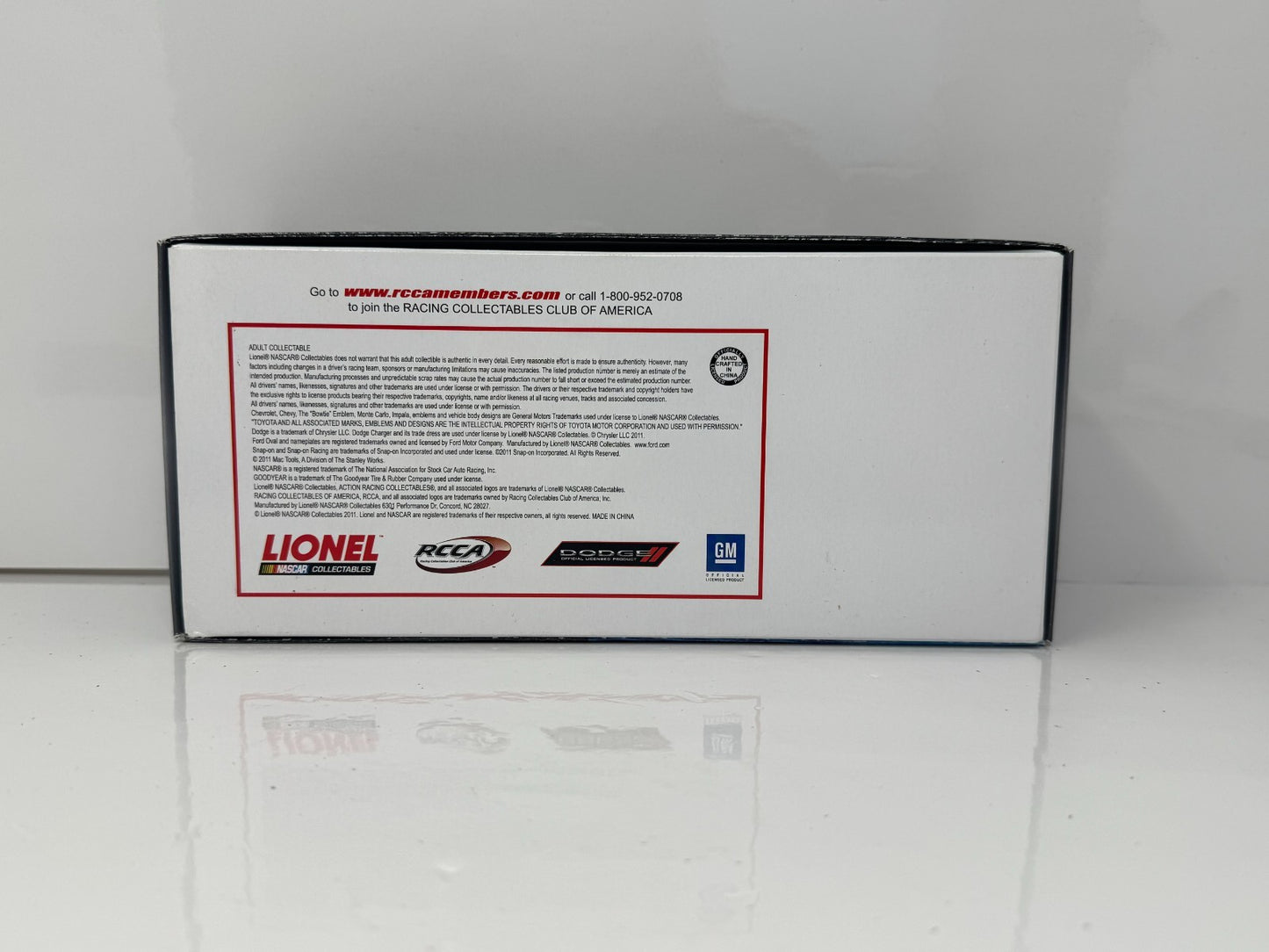 Lionel NASCAR Kasey Kahne #4 Red Bull 2011 Toyota Camry 1:24 Diecast