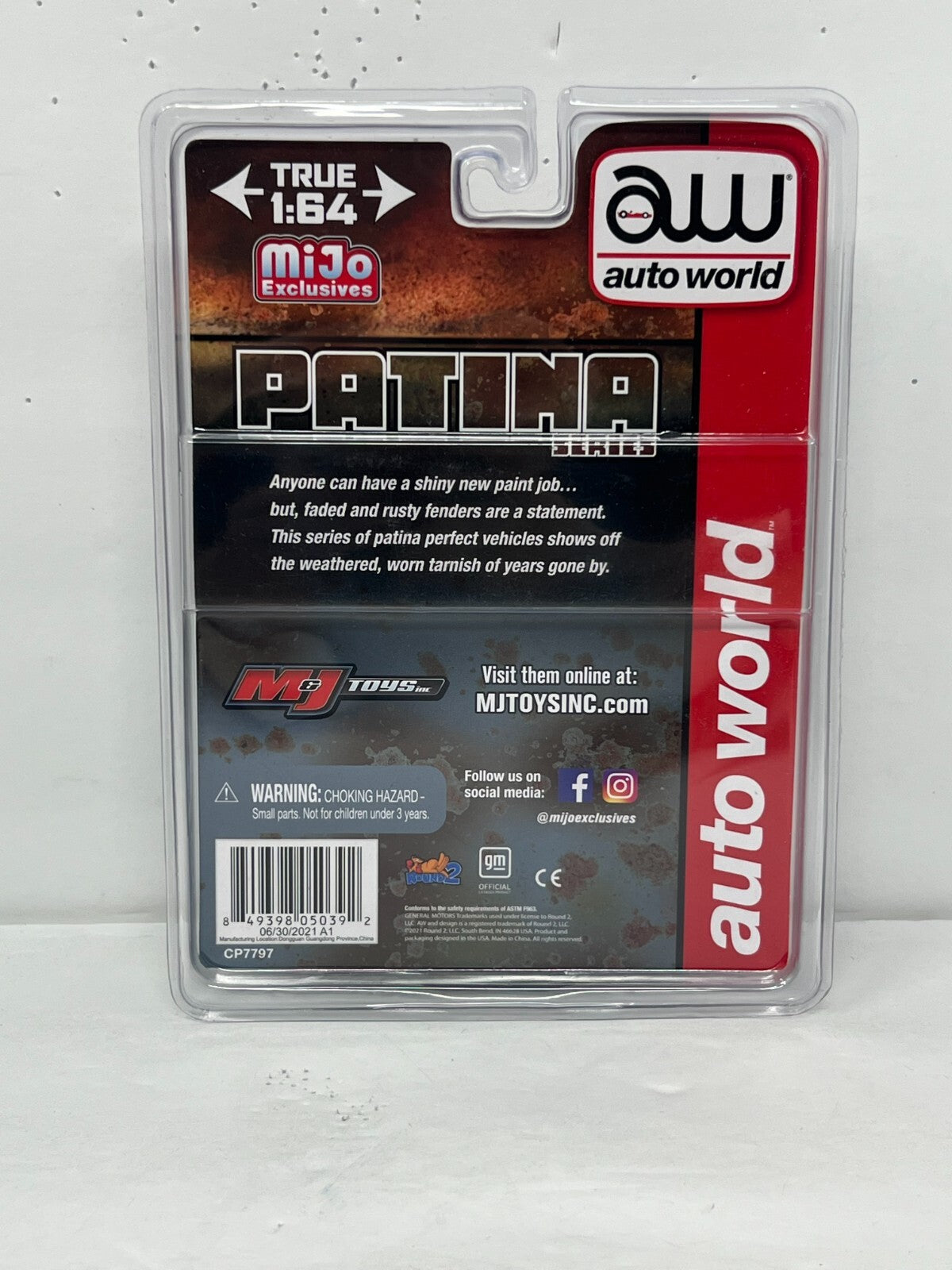 Auto World Patina 1965 Chevy Suburban 1:64 Diecast