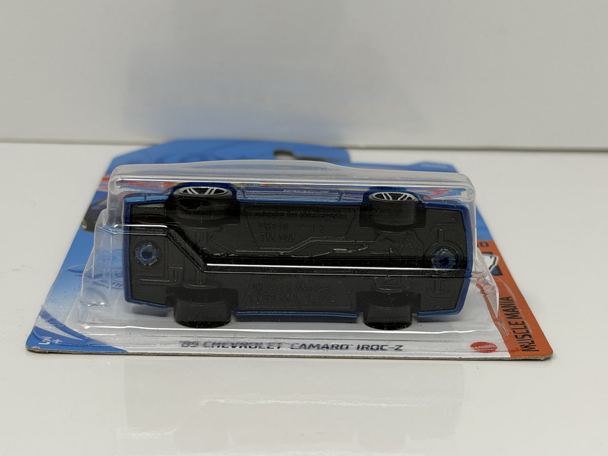 Hot Wheels Muscle Mania 1985 Chevrolet Camaro IROC-Z 1:64 Diecast Blue