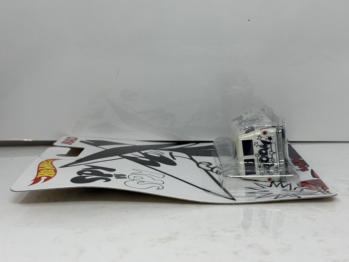 Hot Wheels MAD 1966 Dodge A100 Spy vs Spy White 1:64 Diecast Real Riders