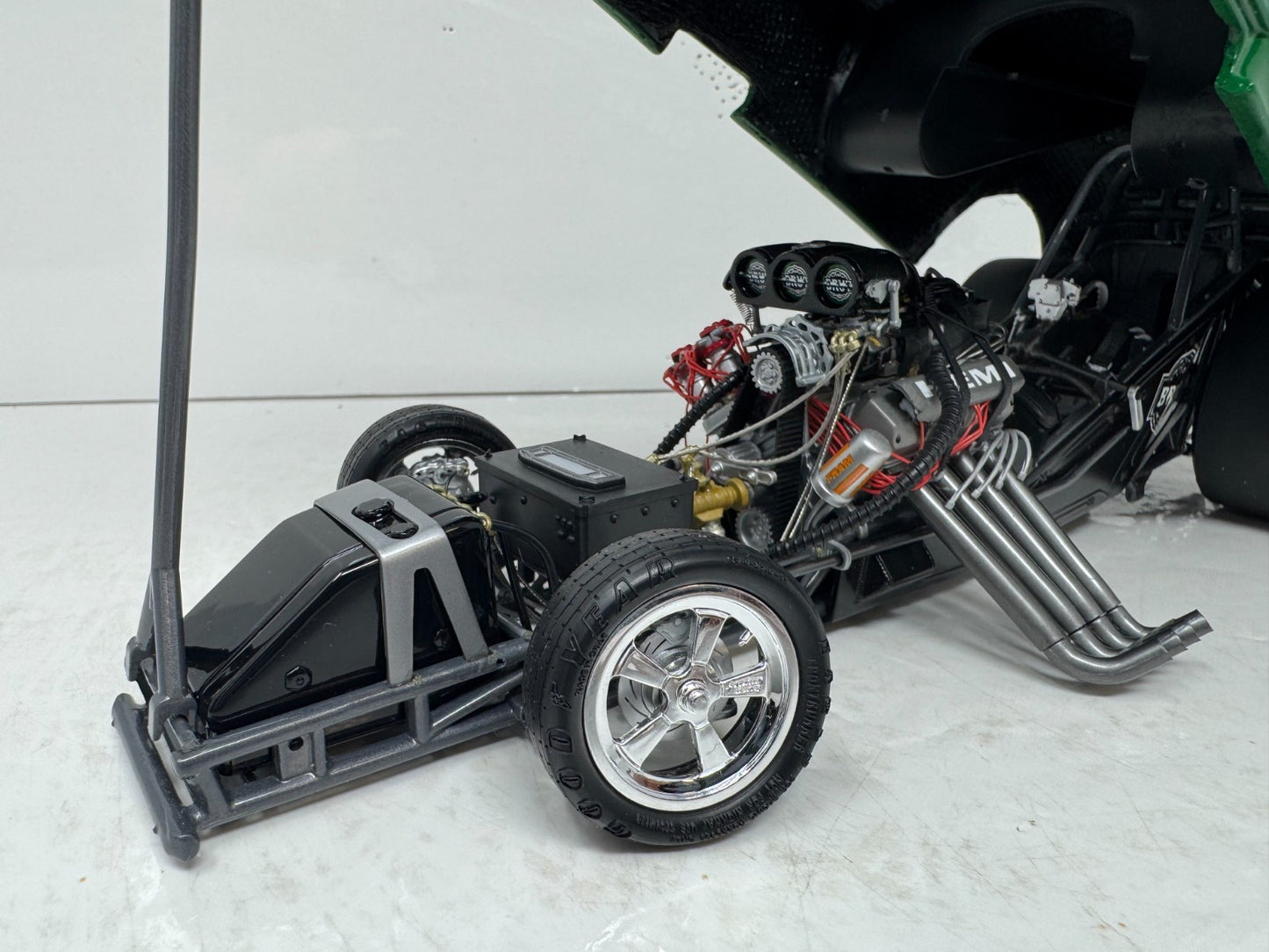 Milestone Ron Capps NHRA Brut 2005 Dodge Stratus Funny Car 1:16 Scale