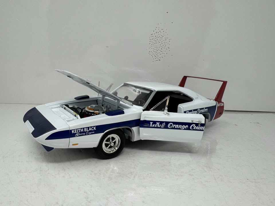 Autoworld American Muscle 1969 Dodge Charger Daytona LA & Orange County Dodge Dealer 1:18 Diecast