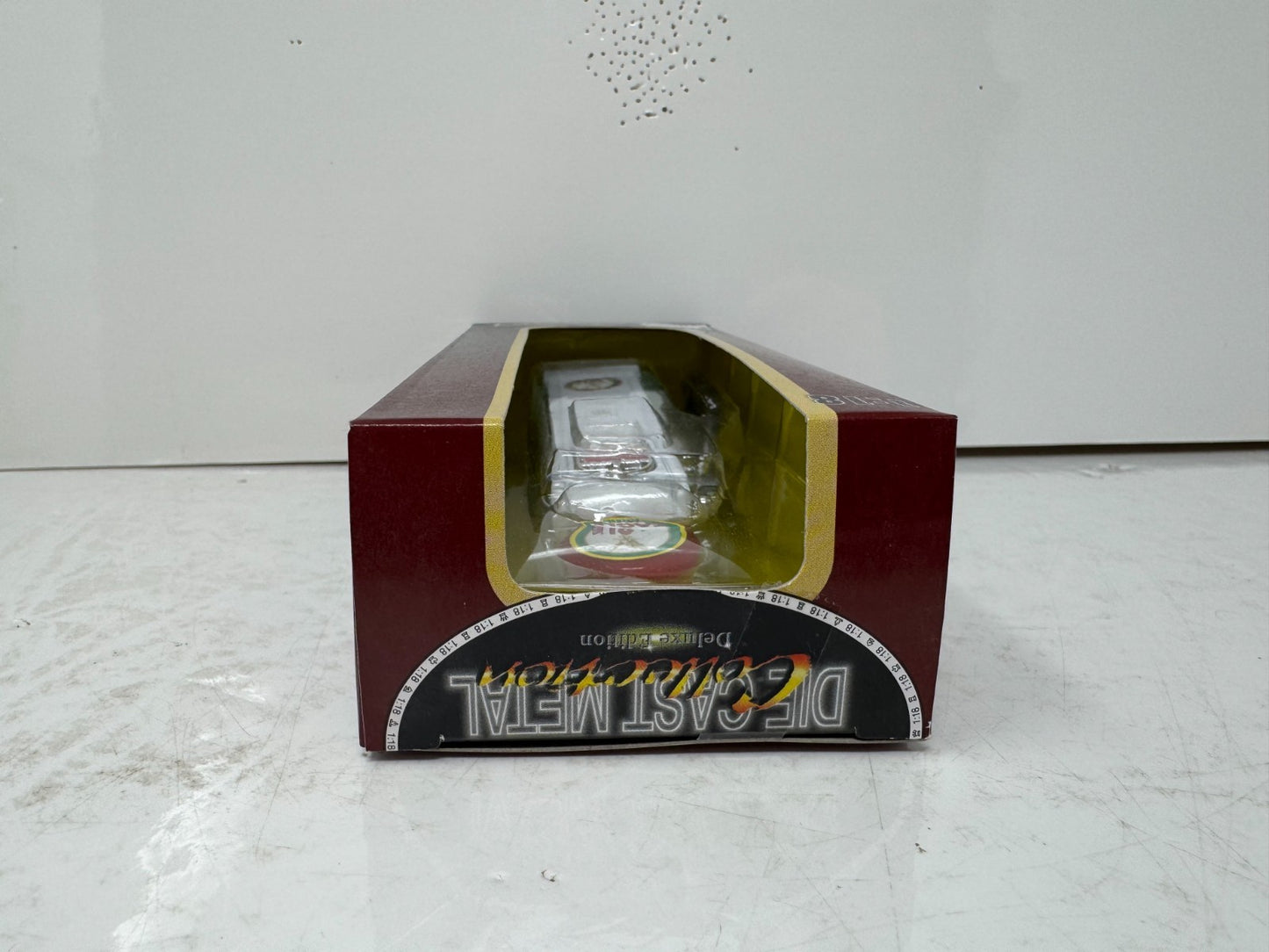 Yat Ming Road Signature Eagle Gas Pump 1:18 Diecast Vintage Service Station