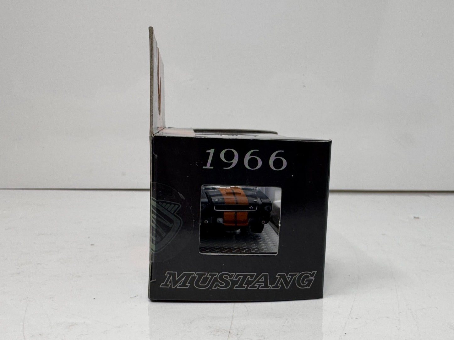 M2 Machines 1966 Ford Mustang 2 + 2 1:64 Diecast