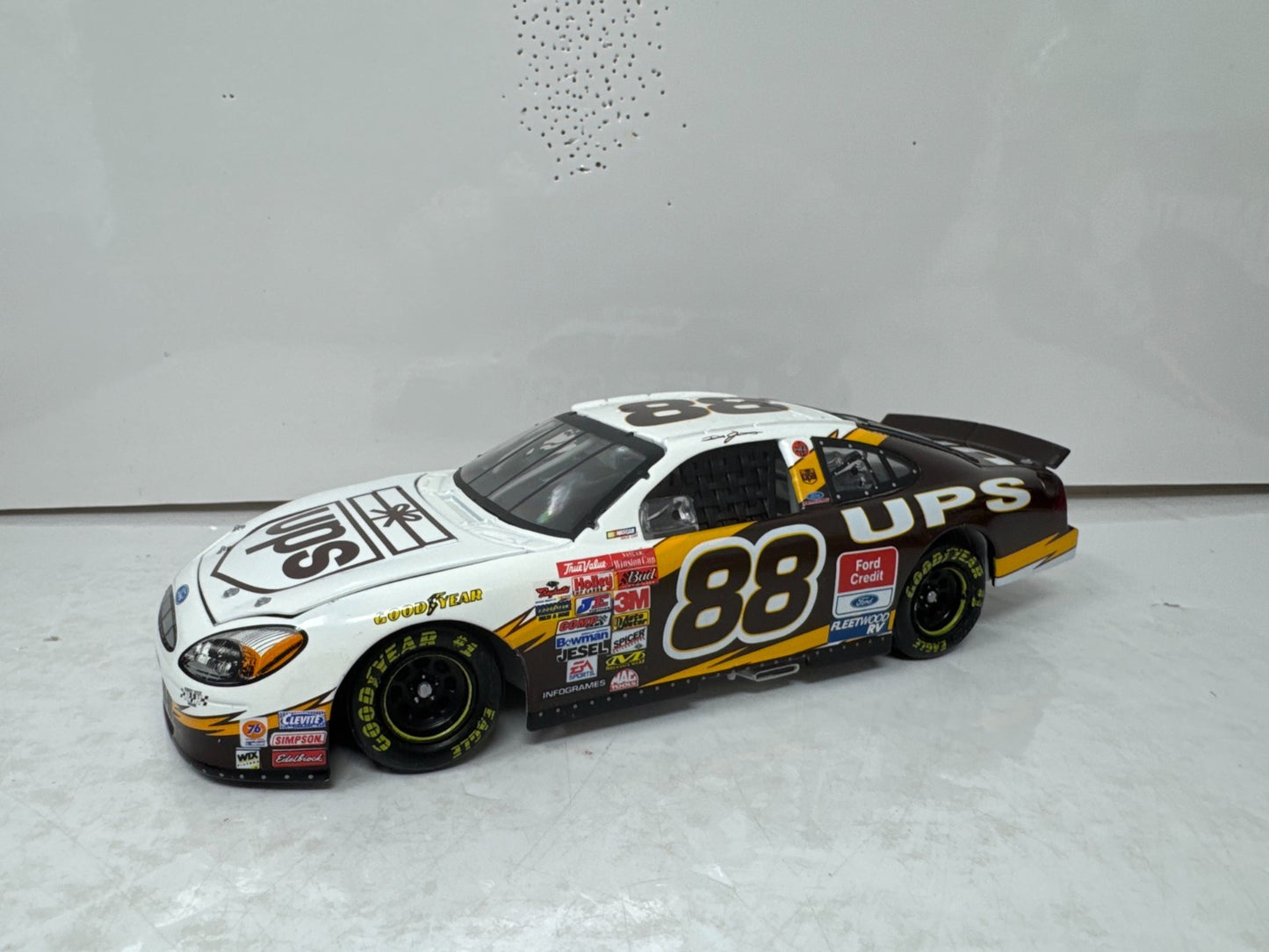 Action Nascar #88 Dale Jarrett UPS 2002 Ford Taurus 1:24 Diecast