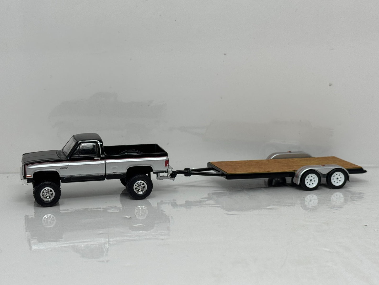 Greenlight Hitch & Tow 1986 GMC Sierra Pickup & Corvette Pace Car 1:64 Diecast