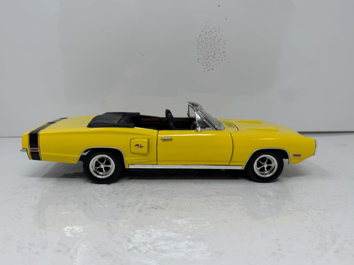 Yat Ming Road Signature 1970 Dodge Coronet R/T 1:18 Diecast Limited Edition