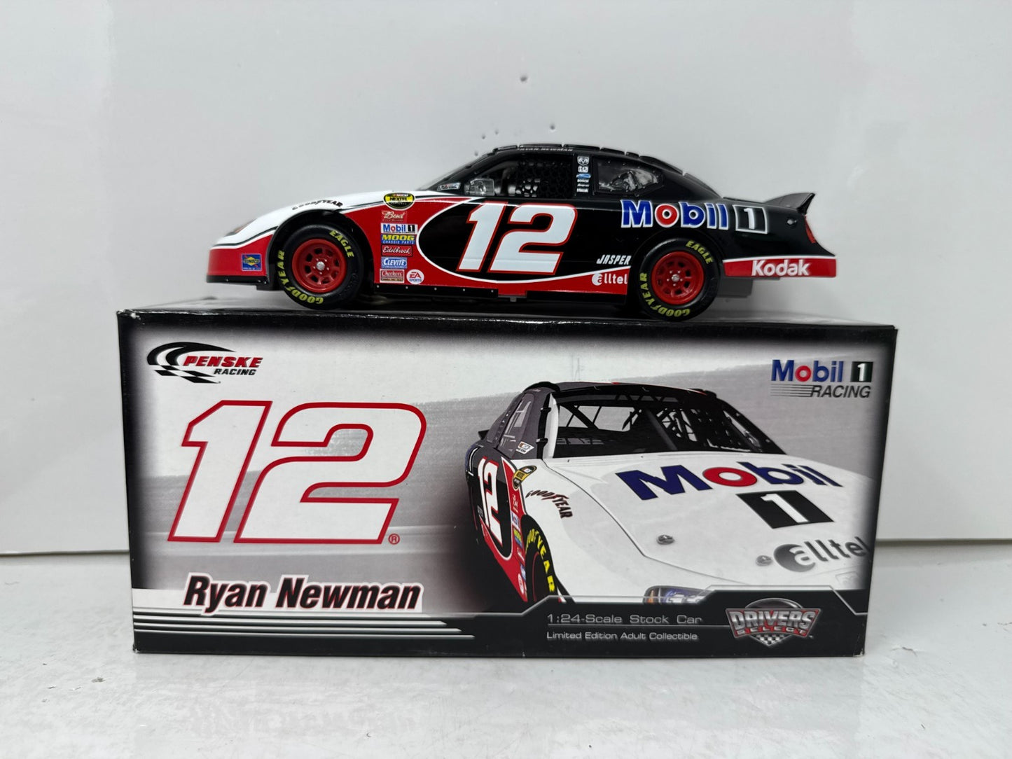 Motorsports Authentics #12 Ryan Newman Mobil 1 2007 Charger 1:24 Diecast