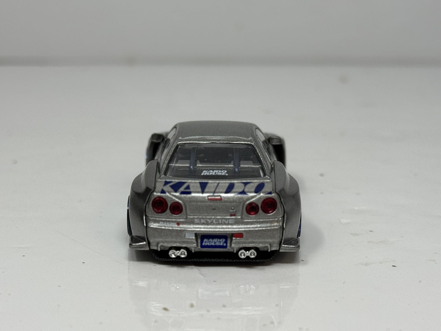 Kaido House Mini GT Nissan Skyline GT-R (R34) Kaido Works Shinjuku 1:64 Diecast