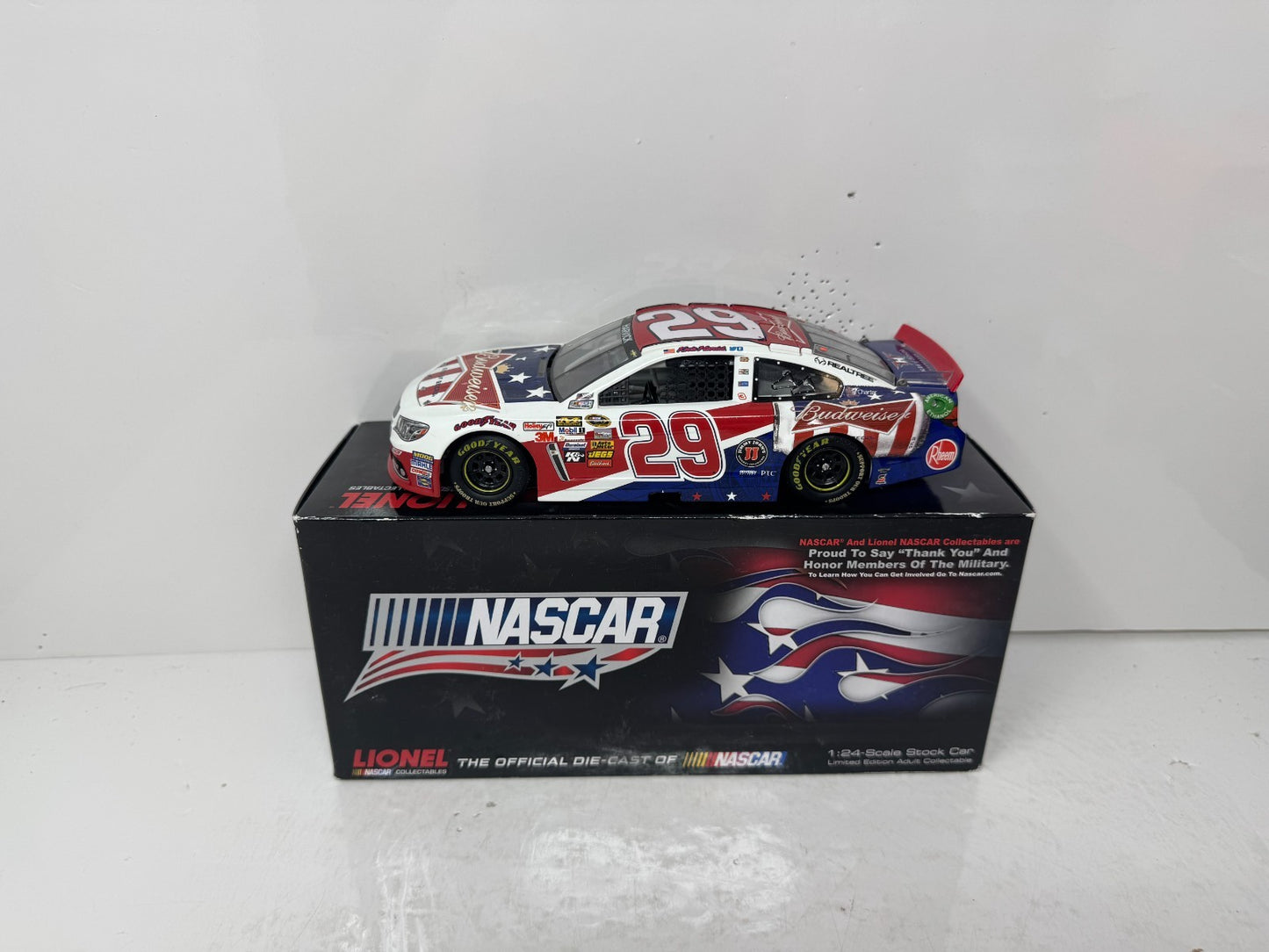 Lionel Nascar #29 Kevin Harvick Budweiser Salutes 2013 Chevy SS 124 Diecast