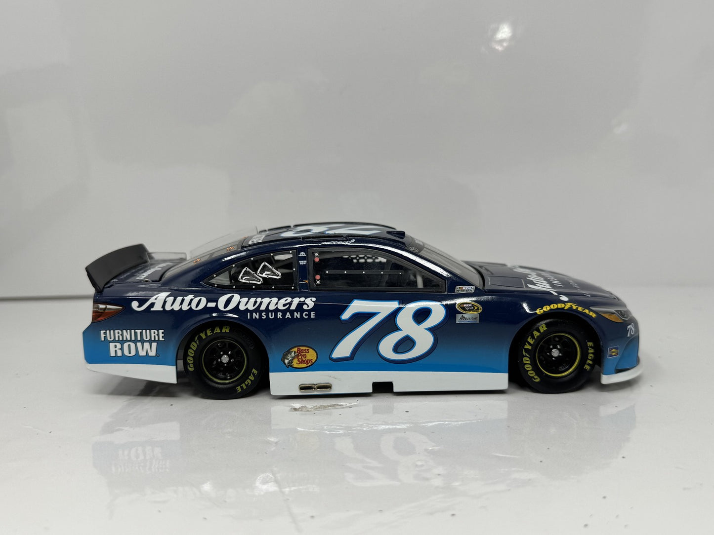 Lionel NASCAR Martin Truex Jr. #78 Auto Insurance 2016 Toyota Camry 1:24 Diecast