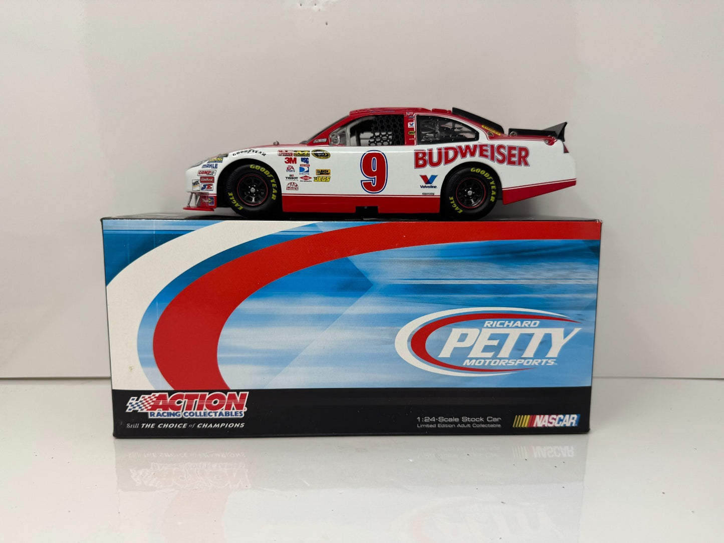 Action NASCAR Kasey Kahne #9 Budweiser Throwback 2010 Ford Fusion 1:24 Diecast