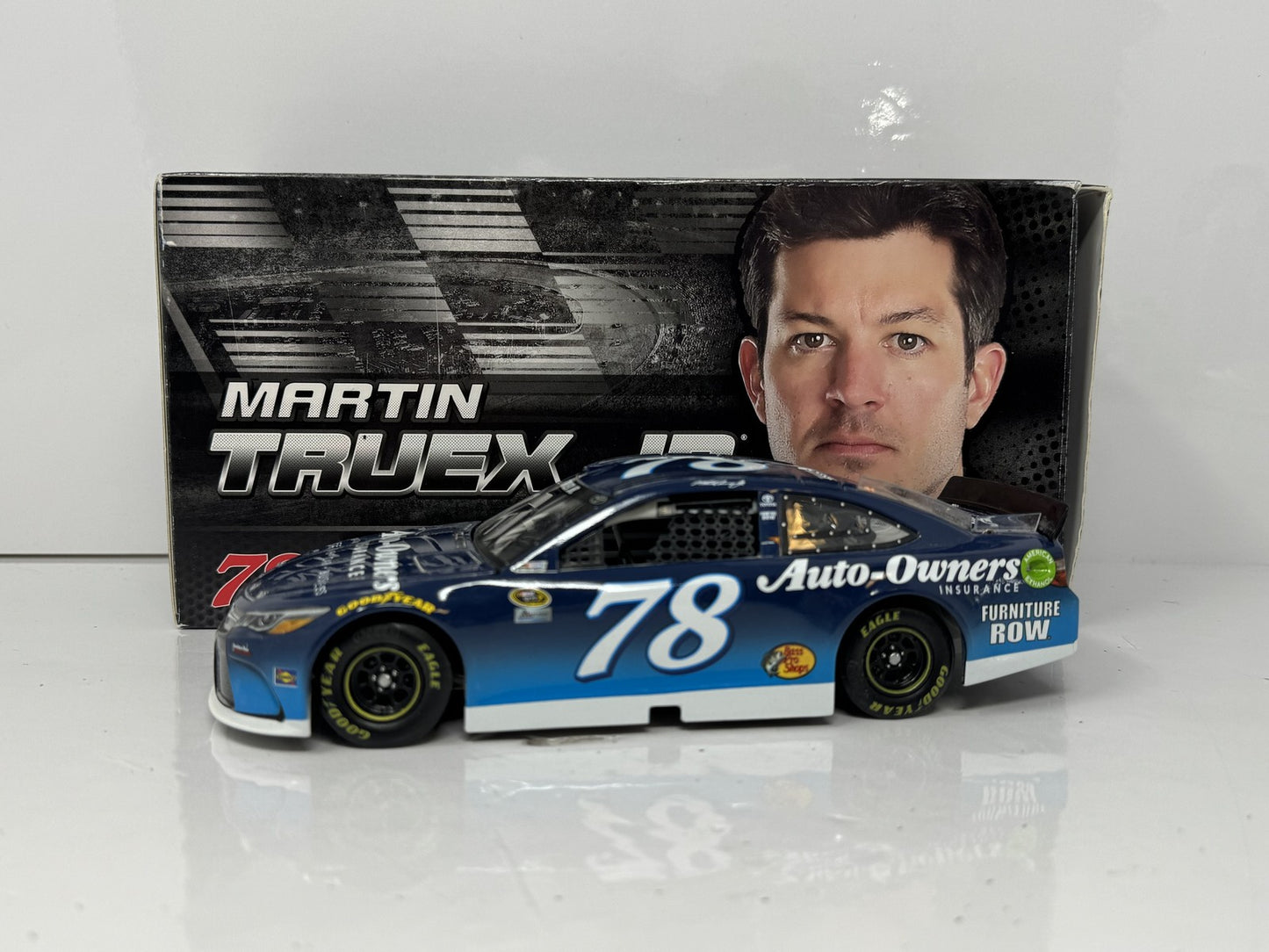 Lionel NASCAR Martin Truex Jr. #78 Auto Insurance 2016 Toyota Camry 1:24 Diecast