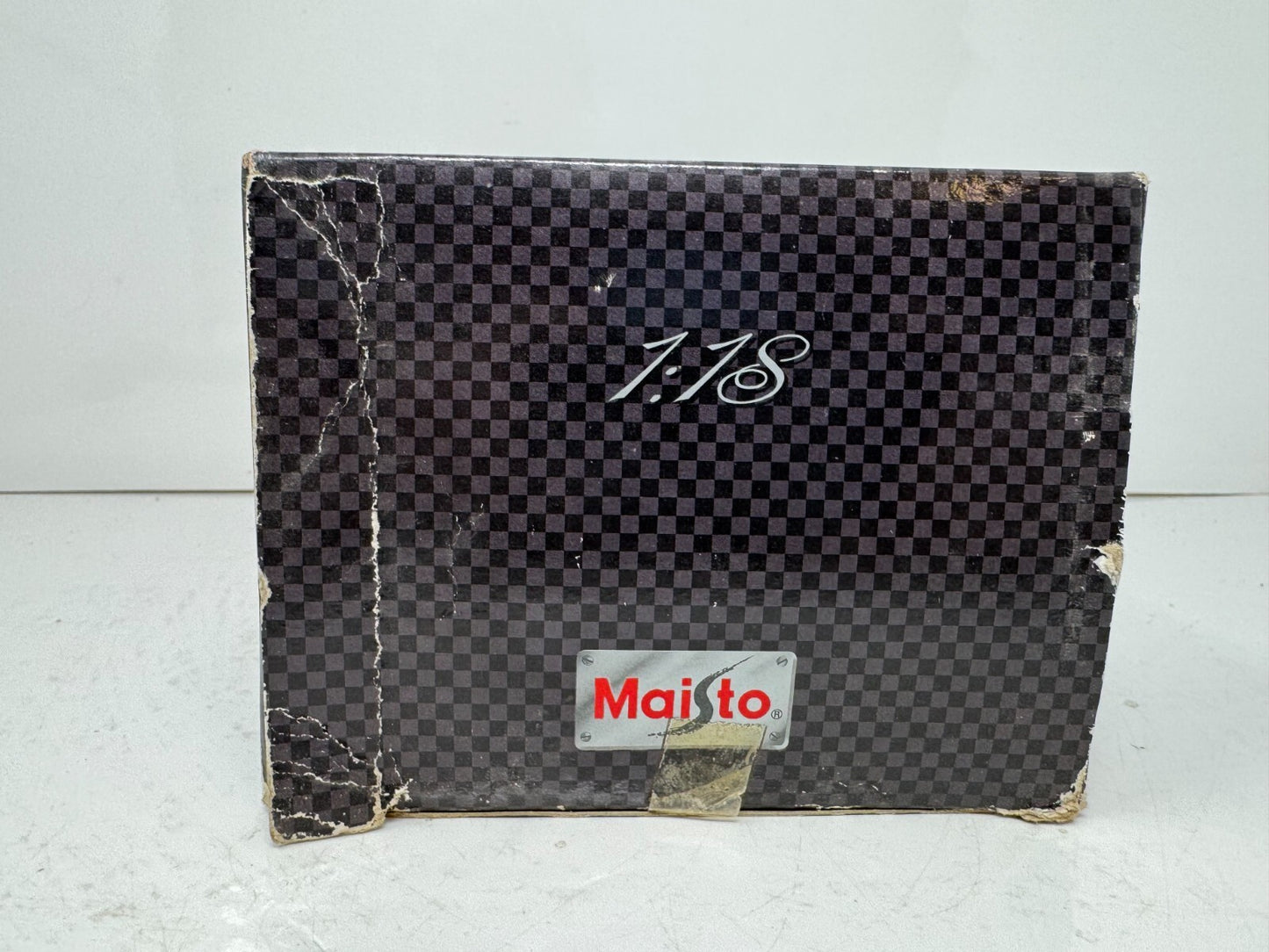 Maisto 1993 BMW 325i Convertible Silver Series 1:18 Diecast