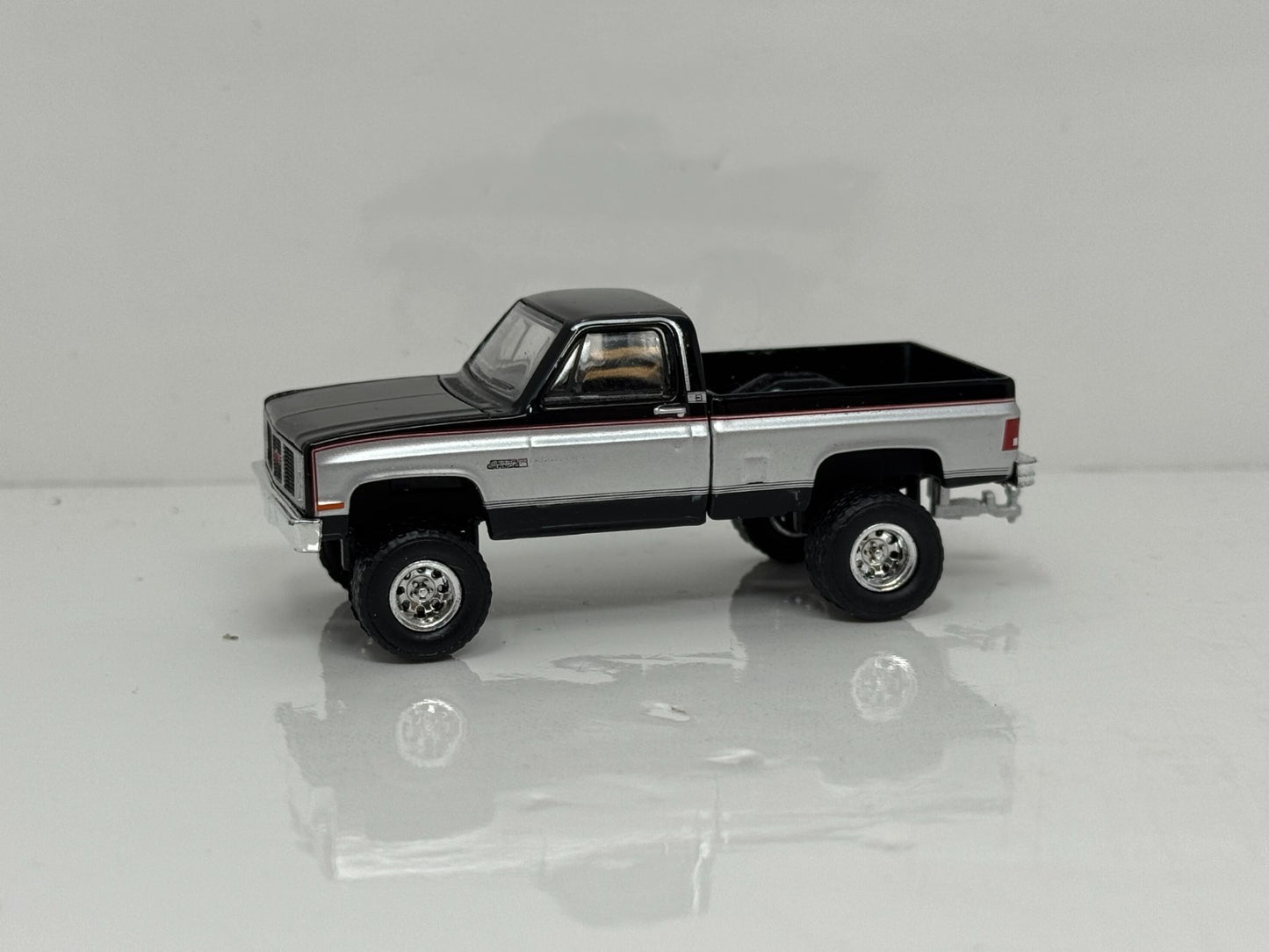 Greenlight Hitch & Tow 1986 GMC Sierra Pickup & Corvette Pace Car 1:64 Diecast